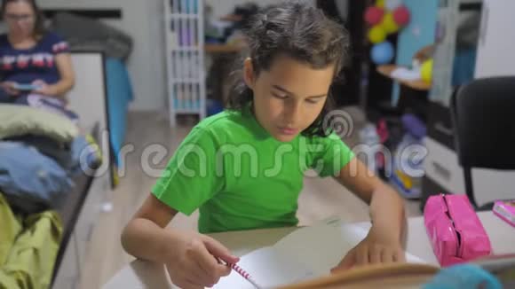 小女孩女儿做作业教育课学校慢动作视频准备回到学校的生活方式视频的预览图