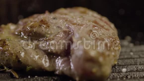 烧烤炉上烤着美味的肉牛排视频的预览图