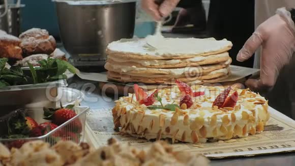 烹饪的概念专业糕点厨师做美味的蛋糕特写视频的预览图