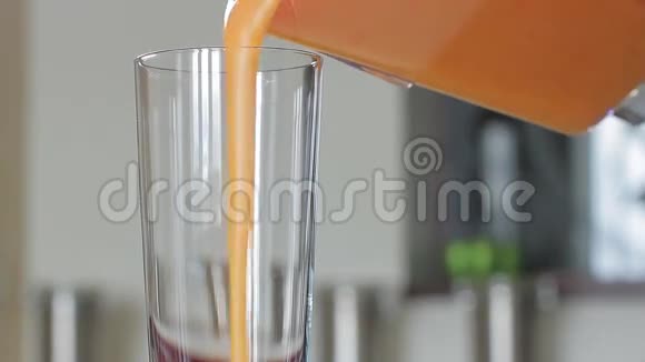 倒入一杯新鲜果汁视频的预览图