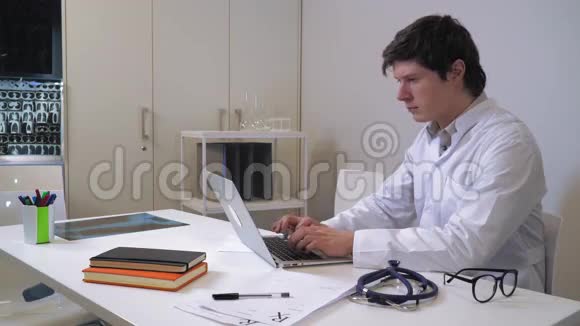在电脑上工作的医生视频的预览图