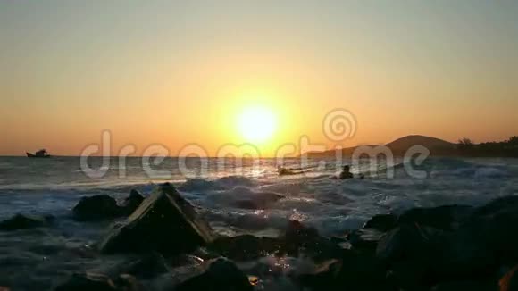 海洋中的日落视频的预览图