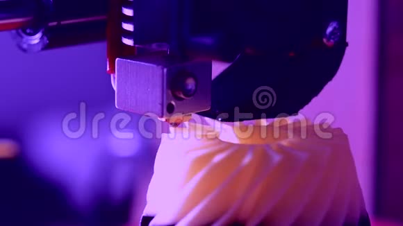 现代3D打印机从热熔体打印物体视频的预览图