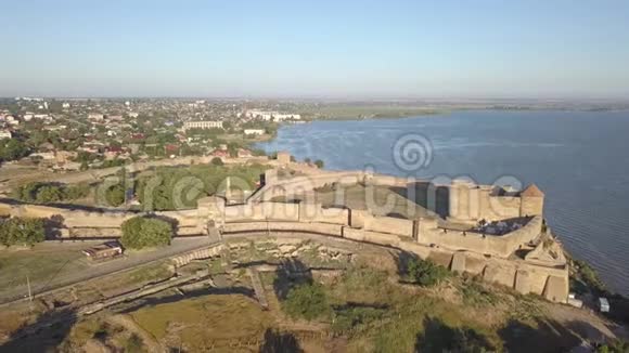 在敖德萨地区德涅斯特河口岸上的阿克曼堡垒的空中景色视频的预览图