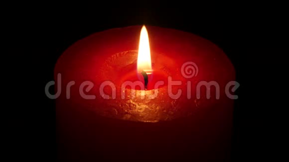 美丽的红烛在黑暗中关门视频的预览图