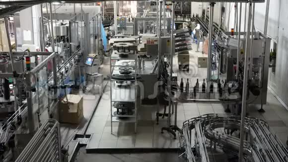 工厂的瓶装和密封输送线视频的预览图
