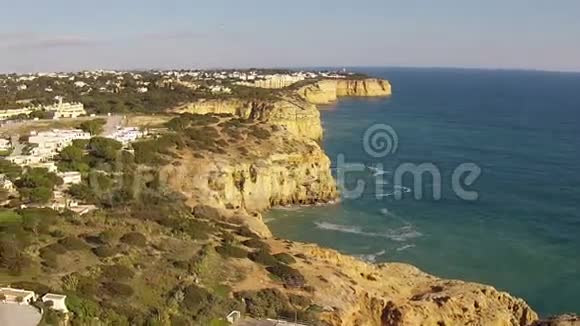 来自葡萄牙拉各斯灯塔和天然岩石的空中飞行视频的预览图