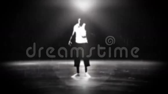 一个模糊的人在屏幕中央跳舞视频的预览图