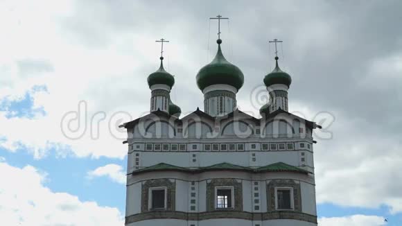带有东正教修道院十字架的绿色圆顶视频的预览图