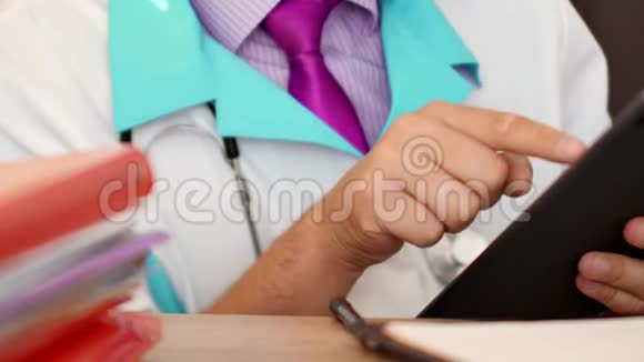 医生使用数码平板电脑视频的预览图
