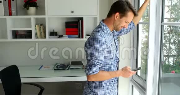 男子在家使用手机视频的预览图