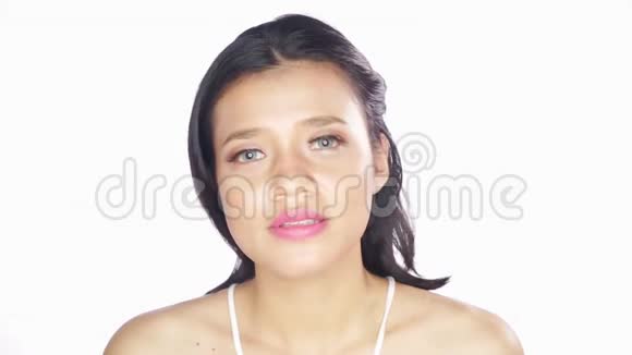 美丽的女人脸干净的皮肤视频的预览图