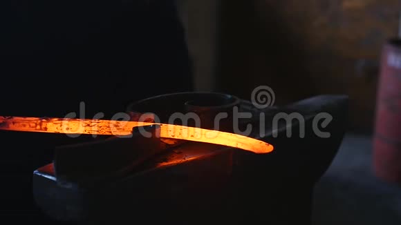 铁匠用炽热的金属加工把钢弯成一团视频的预览图