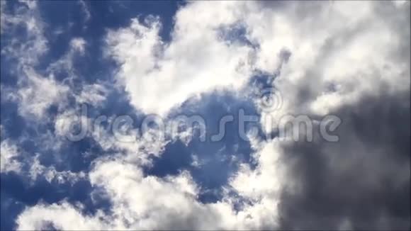 蓝天上的雨云视频的预览图