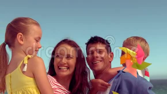 幸福的家庭微笑视频的预览图