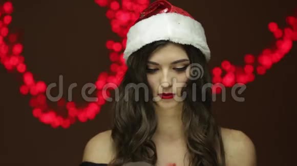 圣诞女孩和礼物视频的预览图