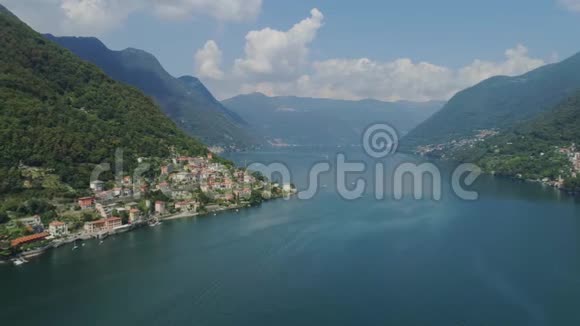 科莫湖意大利里维埃拉房屋无人机飞行近山无人机4k自然飞行视频的预览图