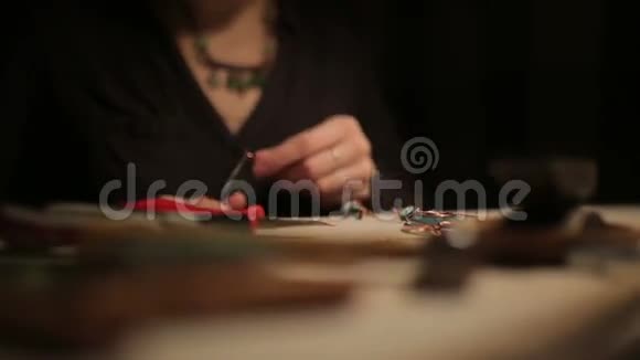 女性手工制作的珠宝视频的预览图