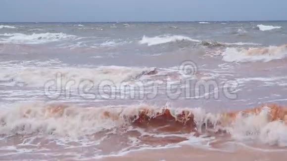 波罗的海在冬季风暴中缓慢运动视频的预览图