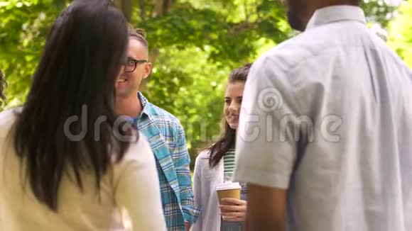 快乐的朋友喝咖啡在户外聊天视频的预览图