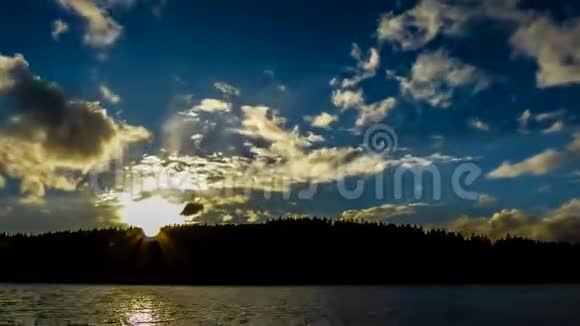 阴天下的自然景观全景视频的预览图