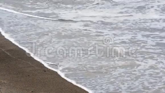 海水冲刷海岸视频的预览图
