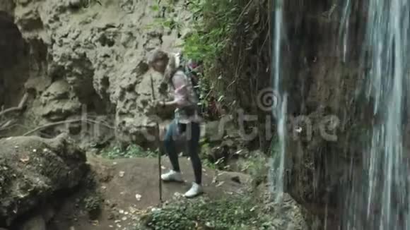 徒步旅行的人游客在山上日落时的情侣旅行者女徒步旅行带着背包在小径上徒步旅行视频的预览图