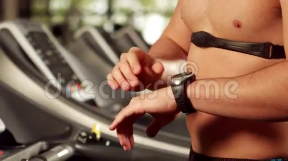在跑步机上做健身测试的人视频的预览图