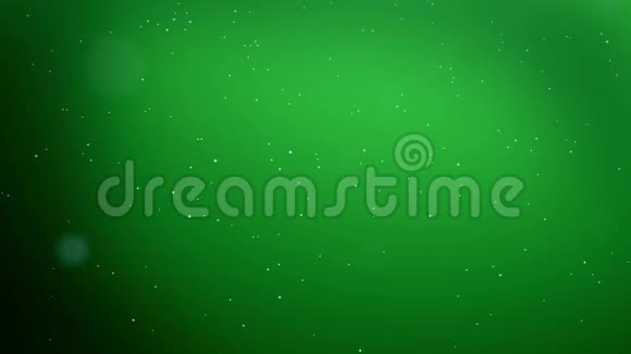 美丽的三维雪花漂浮在空气中在绿色的背景下在夜间发光用作圣诞新年贺卡视频的预览图