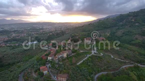意大利托斯卡纳山上一个小镇的空中射击4K视频的预览图