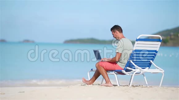 热带海滩度假期间带平板电脑的年轻人视频的预览图