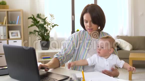 在家办公室工作的母亲和小男孩视频的预览图
