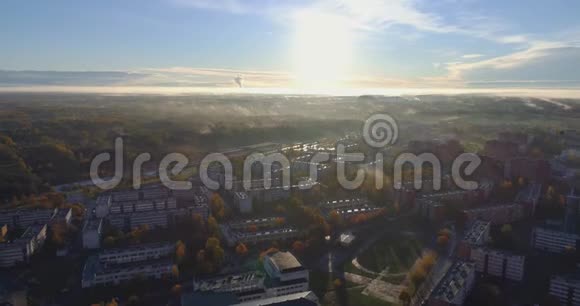美丽的空中拍摄的薄雾日出在小镇视频的预览图