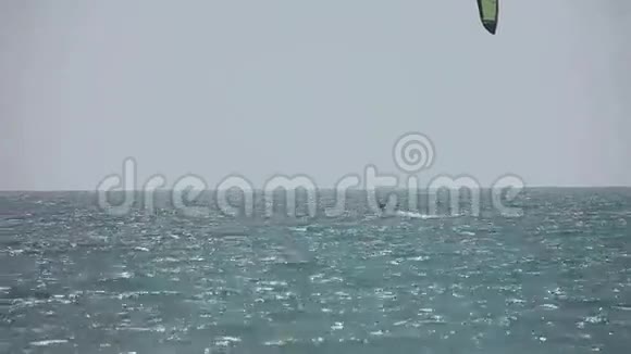 在海洋里玩风筝冲浪视频的预览图