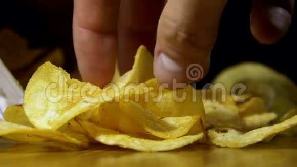 马铃薯芯片包装旋转视频的预览图