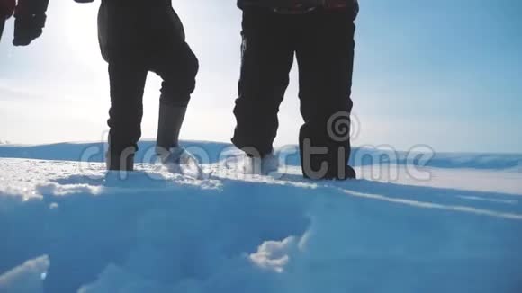 团队合作男游客攀登山顶岩石峰群生活队阳光剪影雪地脚视频的预览图