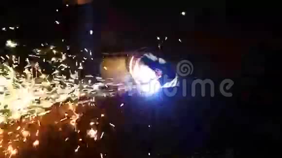 焊工在工作视频的预览图