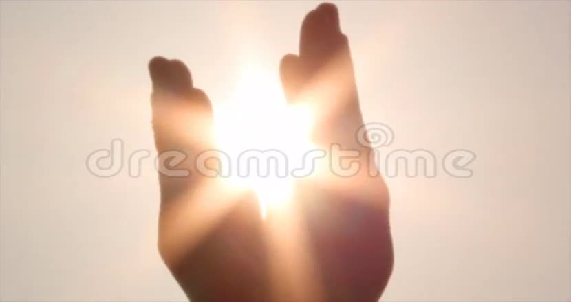 手和太阳视频的预览图