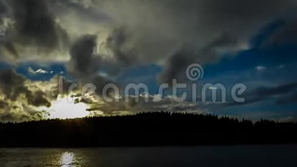 阴天下的自然景观全景视频的预览图