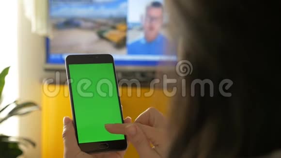 带有绿色屏幕的智能手机视频的预览图