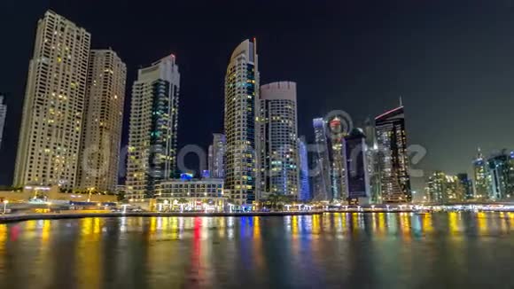 迪拜码头塔和运河在迪拜的夜晚时间超移视频的预览图