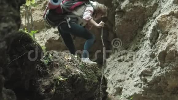 徒步旅行的人游客在山上日落时的情侣旅行者女徒步旅行带着背包在小径上徒步旅行视频的预览图