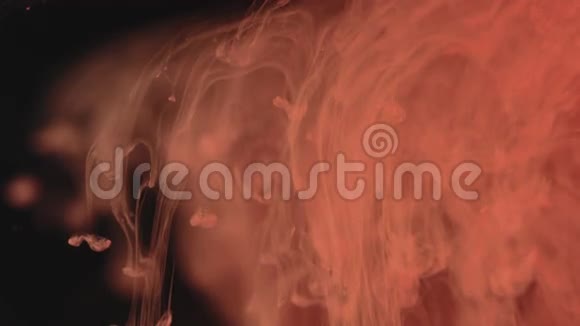 红色油漆滴在水里视频的预览图