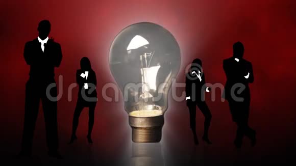 商务人士在灯泡周围剪影聪明的概念视频的预览图