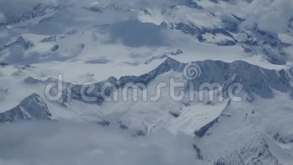 冬季欧洲阿尔卑斯山脉的景观从飞机的窗口飘来新鲜的雪视频的预览图