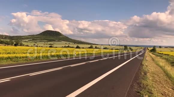 在捷克波希米亚高地的公路上视频的预览图
