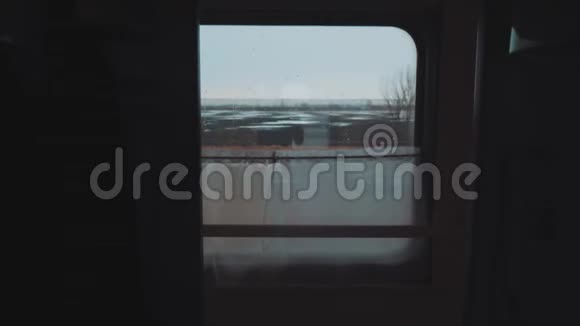 概念火车旅程旅行从俄罗斯冬季火车火车旅行的窗口可以看到美丽的景色慢动作视频的预览图