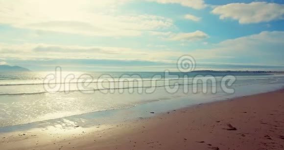 阳光明媚的4k美丽的大海视频的预览图