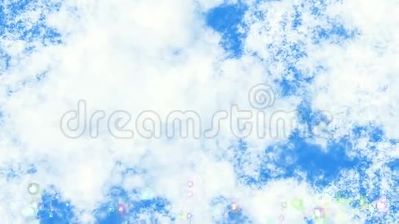 许多提升透明气泡在蓝天上的运动视频的预览图