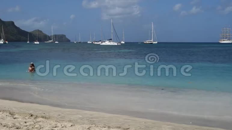 一个原始的海滩在迎风的岛屿视频的预览图